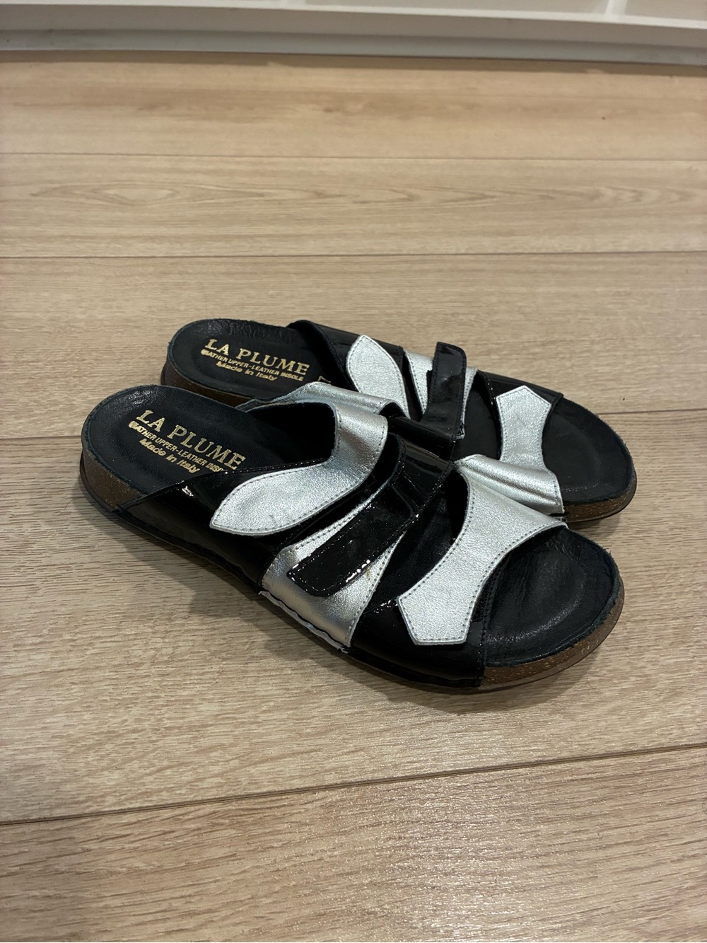 La Plume Women’s Made in Italy Silver Black Slip On Sandal Size 37/6.5-7